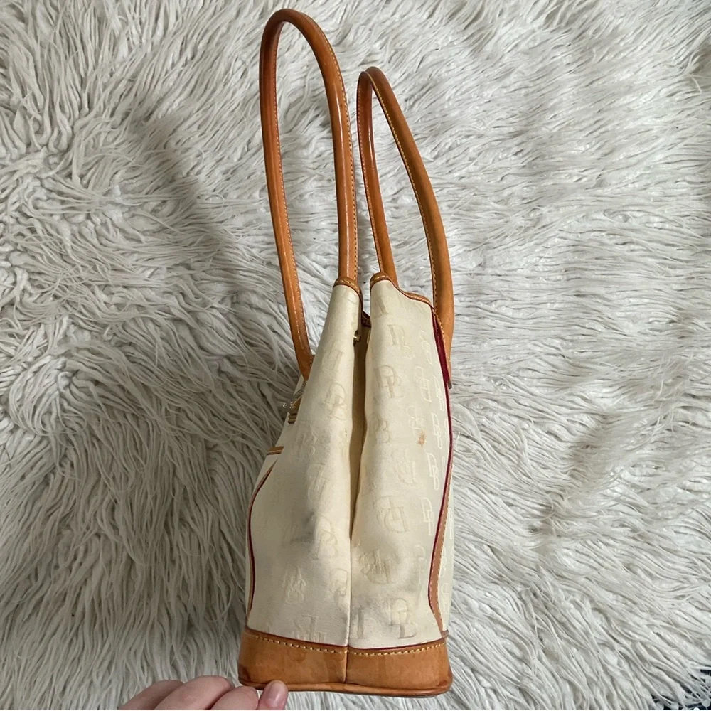 Dooney Bourke Beige Canvas Logo Embossed Tan Leather Trim Push Lock Shoulder Bag - Picture 4 of 11